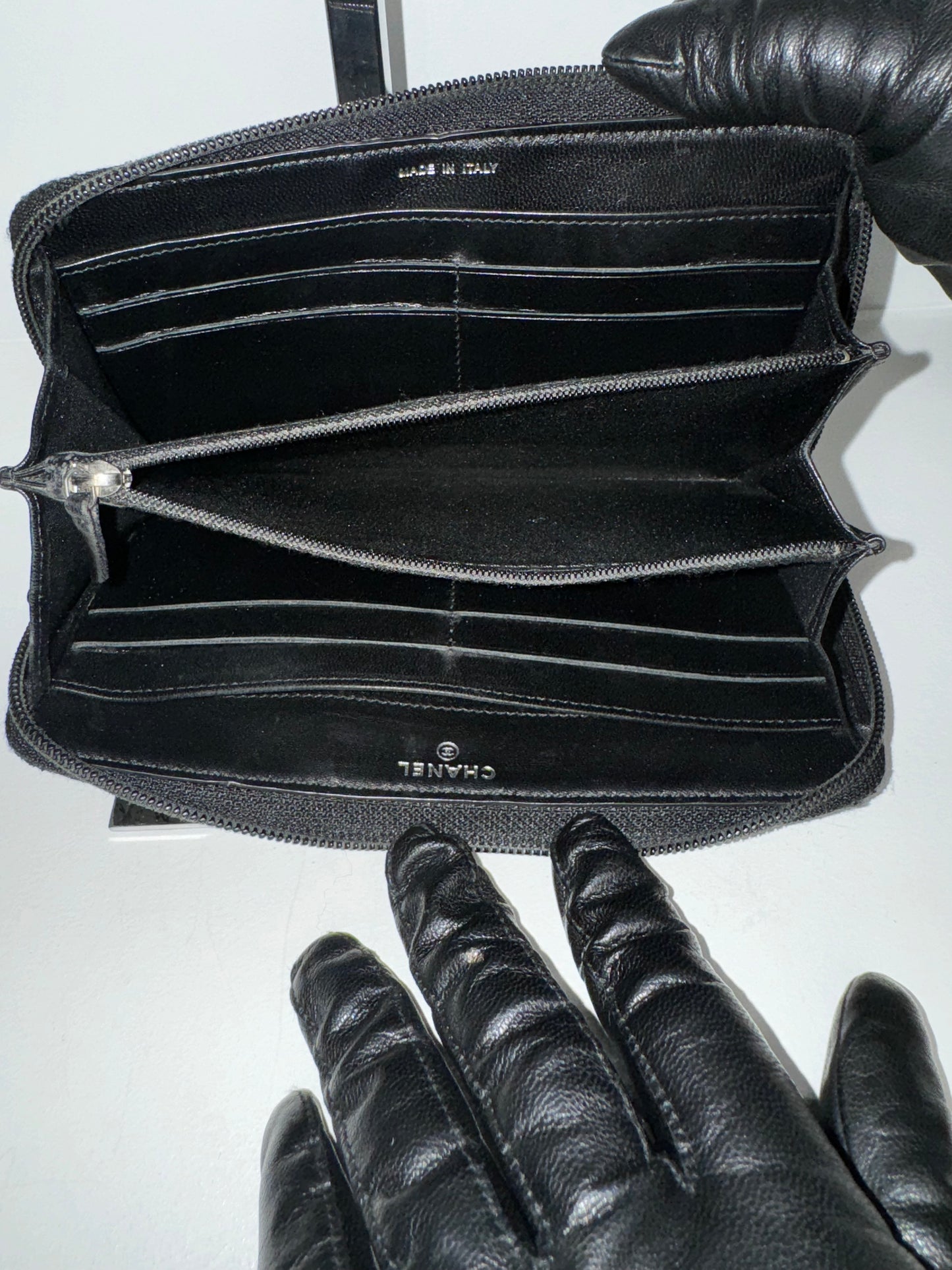Pre-Owned Chanel Quilted Black Wallet with Spacious Interior