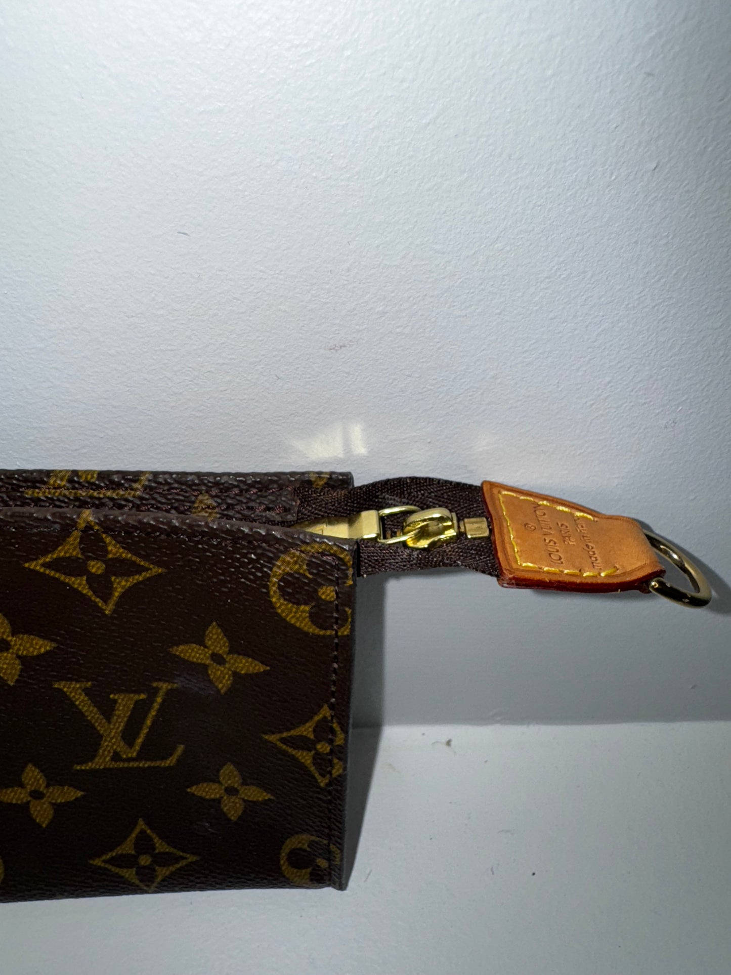 Pre-Owned Louis Vuitton Monogram Bucket Pouch Accessory