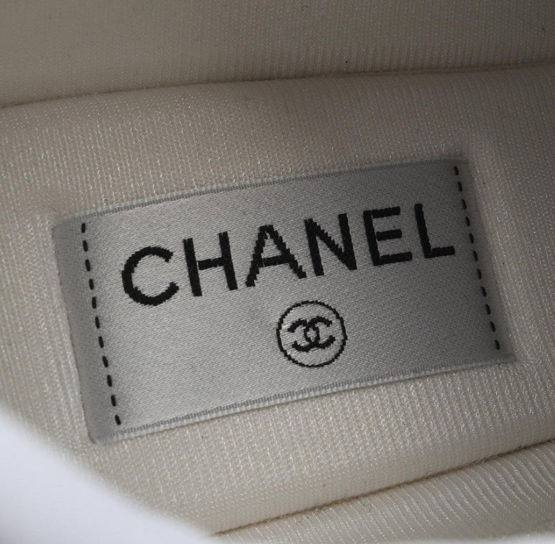 Pre-owned CHANEL Coco mark Trainers Sneakers Fabric Leather Suede White