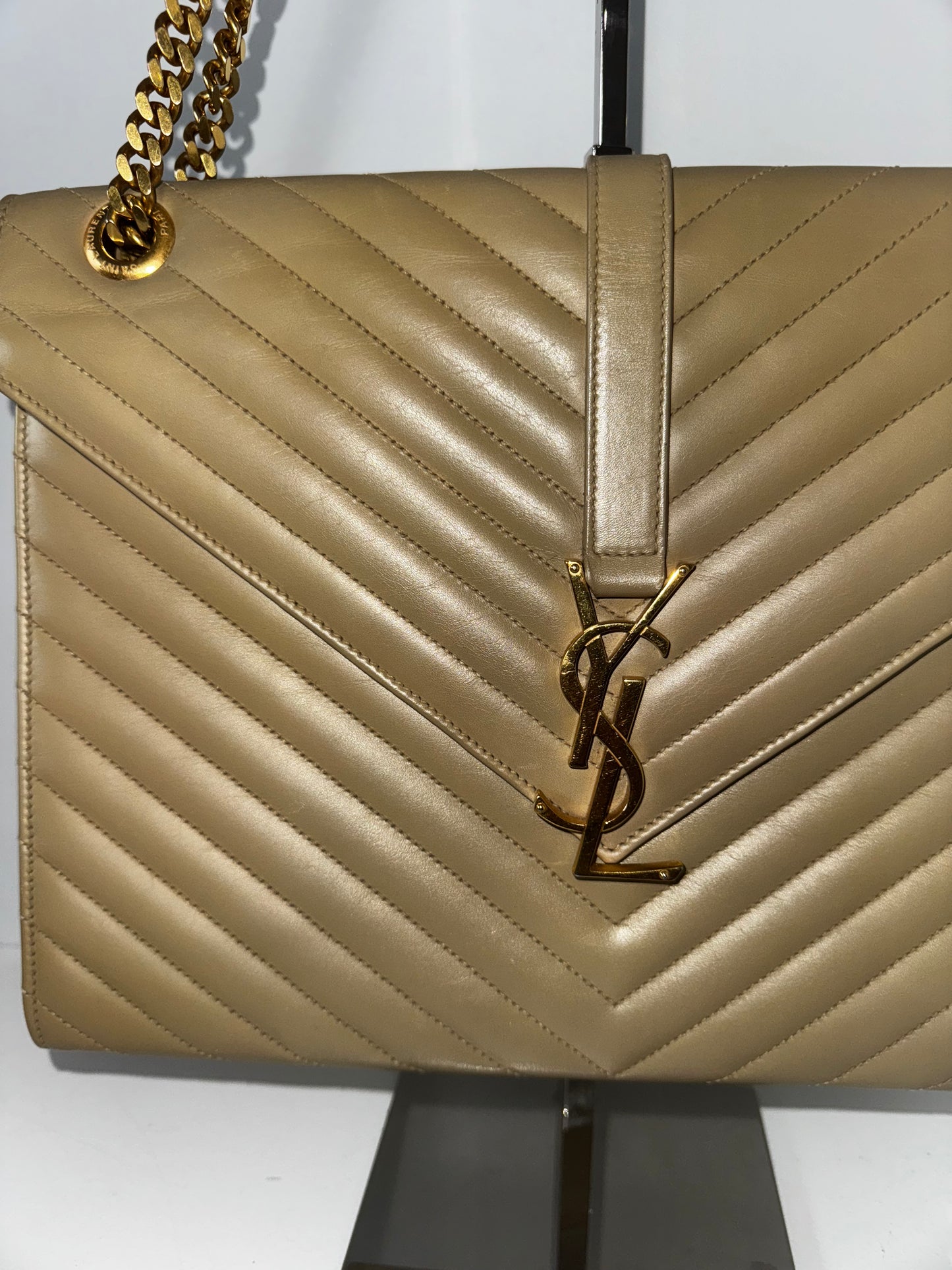 Pre-owned YSL Smooth calfskin leather with quilted chevron stitching Shoulder Bags
PreOwned Quilted Leather Shoulder Bag 31 cm