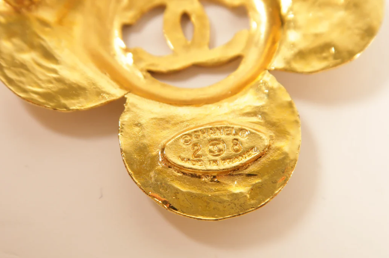 Pre-owned CHANEL CC Brooch Metal Gold