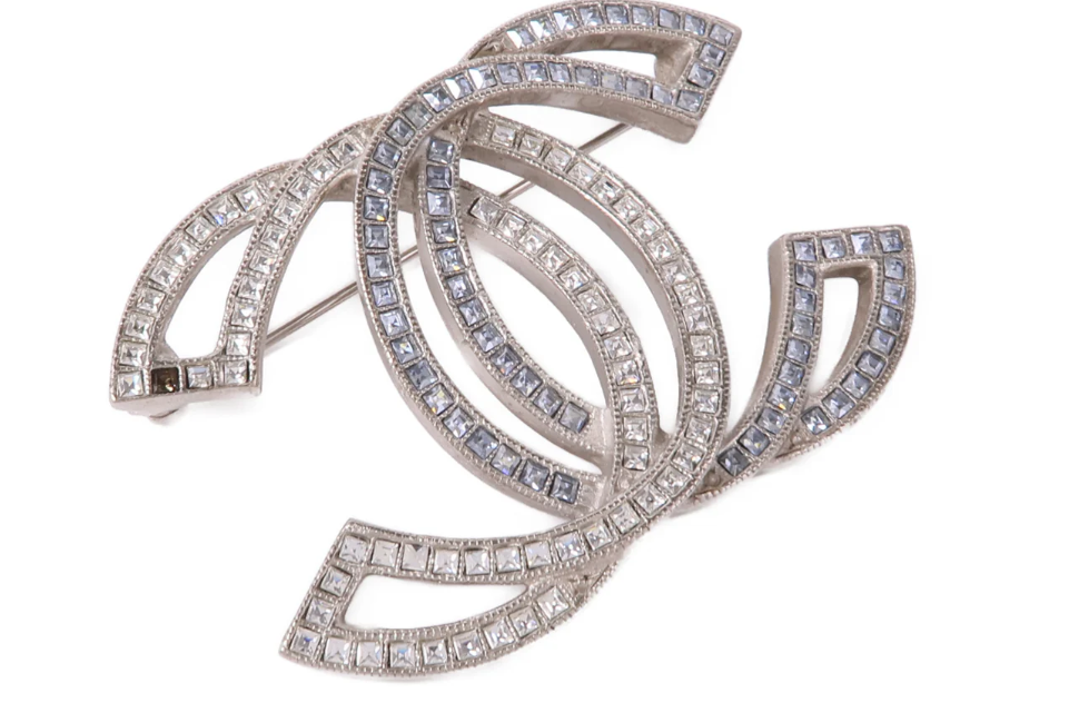 Pre-owned CHANEL CC Brooch Accessories Metal Silver
