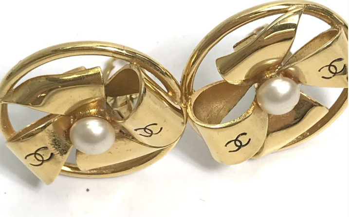 Pre-owned Chanel Vintage Round Clip Earrings