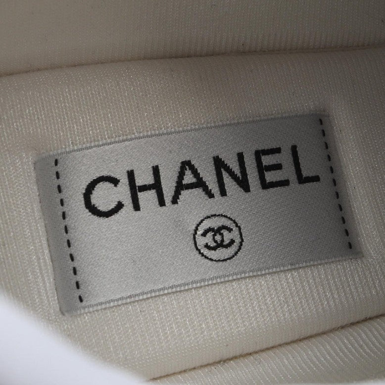 Pre-owned CHANEL Coco mark Trainers Sneakers Fabric Leather Suede White